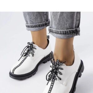 Białe półbuty z kontrastową podeszwą Hanifan - Solea