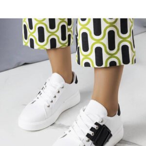 Białe sneakersy zdobione czarną klamerką Erin - Solea