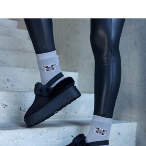 Czarne kapcie na platformie ozdobione futerkiem i z gumką przy pięcie Frank - Solea