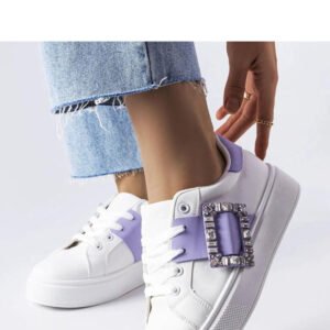 Białe sneakersy zdobione fioletową klamerką Ike - Solea